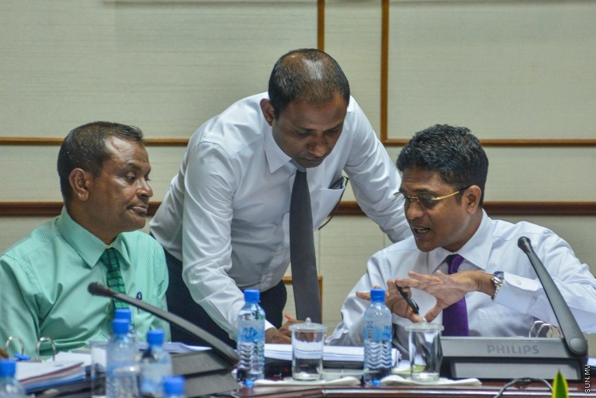 17 ނޮވެމްބަރު 2016: އަންނަ އަހަރަށް ލަފާކުރާ ބަޖެޓް ދިރާސާ ކުރާ ކޮމެޓީގެ މިއަހަރުގެ އެންމެ ފަހު ބައްދަލުވުމުގެ ތެރެއިން: 2017 ވަނަ އަހަރުގެ ބަޖެޓް ދިރާސާކުރުމަށް ނުވަ ބައްދަލުވުމެއް ބާއްވައި، ދިވެހި ތާރީހުގައި މިހާތަނަށް ފާސްކުރި އެންމެ ބޮޑު ބަޖެޓް، 26.7 ބިލިއަން ރުފިޔާގެ ދައުލަތުގެ ބަޖެޓް ފާސްކުރީ ކޮމެޓީގެ އަގުލަބިއްޔަތުން--- ސަން ފޮޓޯ/ މުހައްމަދު އަފްރާހް