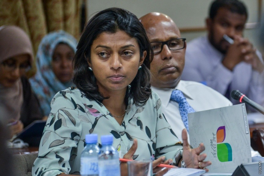 17 ނޮވެމްބަރު 2016: އަންނަ އަހަރަށް ލަފާކުރާ ބަޖެޓް ދިރާސާ ކުރާ ކޮމެޓީގެ މިއަހަރުގެ އެންމެ ފަހު ބައްދަލުވުމުގެ ތެރެއިން: 2017 ވަނަ އަހަރުގެ ބަޖެޓް ދިރާސާކުރުމަށް ނުވަ ބައްދަލުވުމެއް ބާއްވައި، ދިވެހި ތާރީހުގައި މިހާތަނަށް ފާސްކުރި އެންމެ ބޮޑު ބަޖެޓް، 26.7 ބިލިއަން ރުފިޔާގެ ދައުލަތުގެ ބަޖެޓް ފާސްކުރީ ކޮމެޓީގެ އަގުލަބިއްޔަތުން--- ސަން ފޮޓޯ/ މުހައްމަދު އަފްރާހް