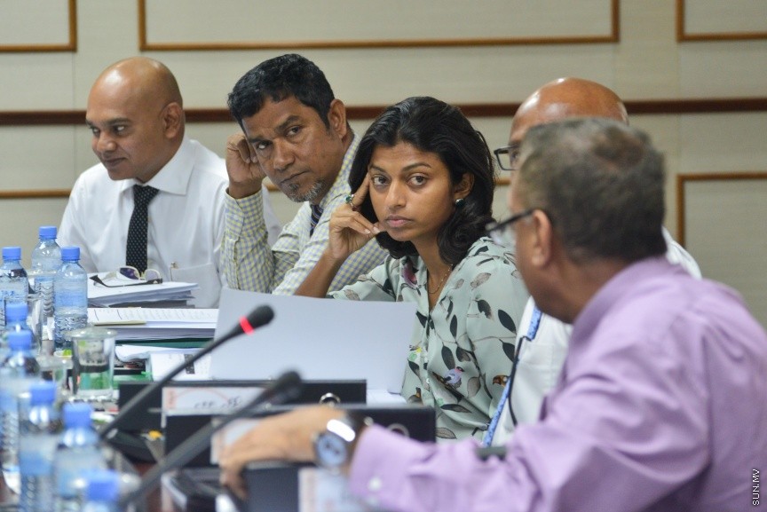 17 ނޮވެމްބަރު 2016: އަންނަ އަހަރަށް ލަފާކުރާ ބަޖެޓް ދިރާސާ ކުރާ ކޮމެޓީގެ މިއަހަރުގެ އެންމެ ފަހު ބައްދަލުވުމުގެ ތެރެއިން: 2017 ވަނަ އަހަރުގެ ބަޖެޓް ދިރާސާކުރުމަށް ނުވަ ބައްދަލުވުމެއް ބާއްވައި، ދިވެހި ތާރީހުގައި މިހާތަނަށް ފާސްކުރި އެންމެ ބޮޑު ބަޖެޓް، 26.7 ބިލިއަން ރުފިޔާގެ ދައުލަތުގެ ބަޖެޓް ފާސްކުރީ ކޮމެޓީގެ އަގުލަބިއްޔަތުން--- ސަން ފޮޓޯ/ މުހައްމަދު އަފްރާހް