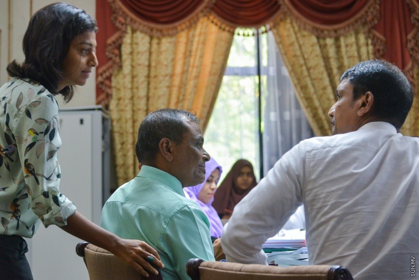 17 ނޮވެމްބަރު 2016: އަންނަ އަހަރަށް ލަފާކުރާ ބަޖެޓް ދިރާސާ ކުރާ ކޮމެޓީގެ މިއަހަރުގެ އެންމެ ފަހު ބައްދަލުވުމުގެ ތެރެއިން: 2017 ވަނަ އަހަރުގެ ބަޖެޓް ދިރާސާކުރުމަށް ނުވަ ބައްދަލުވުމެއް ބާއްވައި، ދިވެހި ތާރީހުގައި މިހާތަނަށް ފާސްކުރި އެންމެ ބޮޑު ބަޖެޓް، 26.7 ބިލިއަން ރުފިޔާގެ ދައުލަތުގެ ބަޖެޓް ފާސްކުރީ ކޮމެޓީގެ އަގުލަބިއްޔަތުން--- ސަން ފޮޓޯ/ މުހައްމަދު އަފްރާހް
