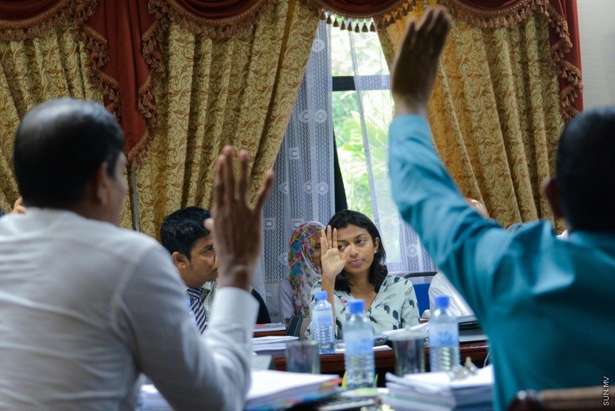 17 ނޮވެމްބަރު 2016: އަންނަ އަހަރަށް ލަފާކުރާ ބަޖެޓް ދިރާސާ ކުރާ ކޮމެޓީގެ މިއަހަރުގެ އެންމެ ފަހު ބައްދަލުވުމުގެ ތެރެއިން: 2017 ވަނަ އަހަރުގެ ބަޖެޓް ދިރާސާކުރުމަށް ނުވަ ބައްދަލުވުމެއް ބާއްވައި، ދިވެހި ތާރީހުގައި މިހާތަނަށް ފާސްކުރި އެންމެ ބޮޑު ބަޖެޓް، 26.7 ބިލިއަން ރުފިޔާގެ ދައުލަތުގެ ބަޖެޓް ފާސްކުރީ ކޮމެޓީގެ އަގުލަބިއްޔަތުން--- ސަން ފޮޓޯ/ މުހައްމަދު އަފްރާހް