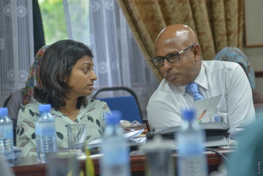 17 ނޮވެމްބަރު 2016: އަންނަ އަހަރަށް ލަފާކުރާ ބަޖެޓް ދިރާސާ ކުރާ ކޮމެޓީގެ މިއަހަރުގެ އެންމެ ފަހު ބައްދަލުވުމުގެ ތެރެއިން: 2017 ވަނަ އަހަރުގެ ބަޖެޓް ދިރާސާކުރުމަށް ނުވަ ބައްދަލުވުމެއް ބާއްވައި، ދިވެހި ތާރީހުގައި މިހާތަނަށް ފާސްކުރި އެންމެ ބޮޑު ބަޖެޓް، 26.7 ބިލިއަން ރުފިޔާގެ ދައުލަތުގެ ބަޖެޓް ފާސްކުރީ ކޮމެޓީގެ އަގުލަބިއްޔަތުން--- ސަން ފޮޓޯ/ މުހައްމަދު އަފްރާހް