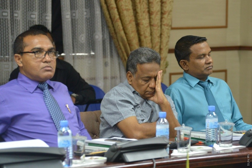 17 ނޮވެމްބަރު 2016: އަންނަ އަހަރަށް ލަފާކުރާ ބަޖެޓް ދިރާސާ ކުރާ ކޮމެޓީގެ މިއަހަރުގެ އެންމެ ފަހު ބައްދަލުވުމުގެ ތެރެއިން: 2017 ވަނަ އަހަރުގެ ބަޖެޓް ދިރާސާކުރުމަށް ނުވަ ބައްދަލުވުމެއް ބާއްވައި، ދިވެހި ތާރީހުގައި މިހާތަނަށް ފާސްކުރި އެންމެ ބޮޑު ބަޖެޓް، 26.7 ބިލިއަން ރުފިޔާގެ ދައުލަތުގެ ބަޖެޓް ފާސްކުރީ ކޮމެޓީގެ އަގުލަބިއްޔަތުން--- ސަން ފޮޓޯ/ މުހައްމަދު އަފްރާހް