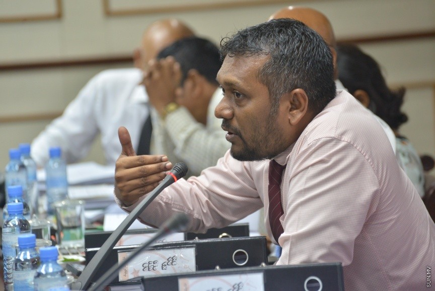 17 ނޮވެމްބަރު 2016: އަންނަ އަހަރަށް ލަފާކުރާ ބަޖެޓް ދިރާސާ ކުރާ ކޮމެޓީގެ މިއަހަރުގެ އެންމެ ފަހު ބައްދަލުވުމުގެ ތެރެއިން: 2017 ވަނަ އަހަރުގެ ބަޖެޓް ދިރާސާކުރުމަށް ނުވަ ބައްދަލުވުމެއް ބާއްވައި، ދިވެހި ތާރީހުގައި މިހާތަނަށް ފާސްކުރި އެންމެ ބޮޑު ބަޖެޓް، 26.7 ބިލިއަން ރުފިޔާގެ ދައުލަތުގެ ބަޖެޓް ފާސްކުރީ ކޮމެޓީގެ އަގުލަބިއްޔަތުން--- ސަން ފޮޓޯ/ މުހައްމަދު އަފްރާހް