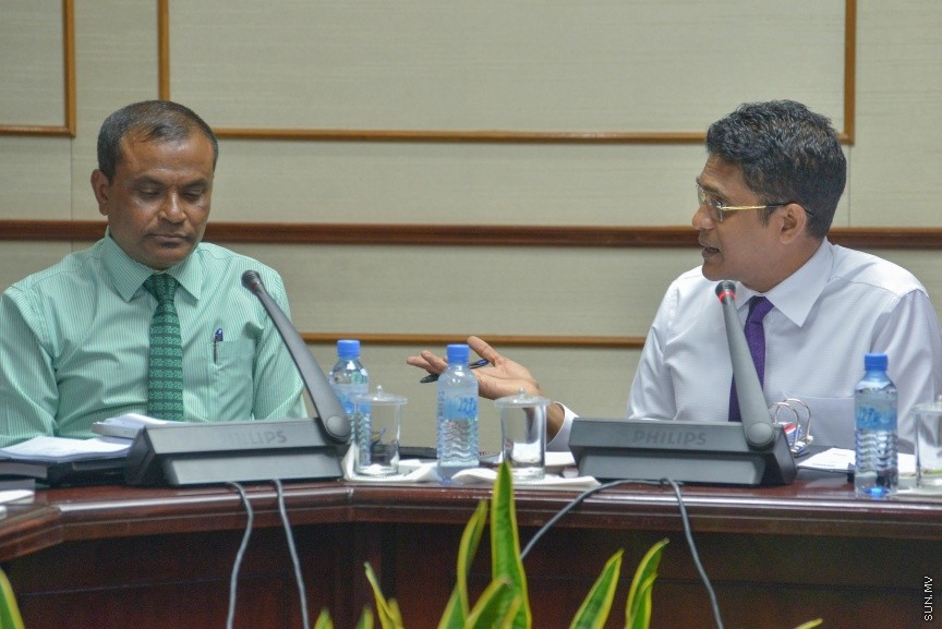 17 ނޮވެމްބަރު 2016: އަންނަ އަހަރަށް ލަފާކުރާ ބަޖެޓް ދިރާސާ ކުރާ ކޮމެޓީގެ މިއަހަރުގެ އެންމެ ފަހު ބައްދަލުވުމުގެ ތެރެއިން: 2017 ވަނަ އަހަރުގެ ބަޖެޓް ދިރާސާކުރުމަށް ނުވަ ބައްދަލުވުމެއް ބާއްވައި، ދިވެހި ތާރީހުގައި މިހާތަނަށް ފާސްކުރި އެންމެ ބޮޑު ބަޖެޓް، 26.7 ބިލިއަން ރުފިޔާގެ ދައުލަތުގެ ބަޖެޓް ފާސްކުރީ ކޮމެޓީގެ އަގުލަބިއްޔަތުން--- ސަން ފޮޓޯ/ މުހައްމަދު އަފްރާހް