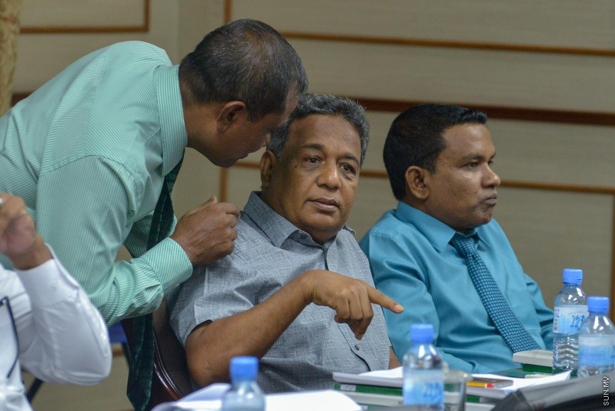 17 ނޮވެމްބަރު 2016: އަންނަ އަހަރަށް ލަފާކުރާ ބަޖެޓް ދިރާސާ ކުރާ ކޮމެޓީގެ މިއަހަރުގެ އެންމެ ފަހު ބައްދަލުވުމުގެ ތެރެއިން: 2017 ވަނަ އަހަރުގެ ބަޖެޓް ދިރާސާކުރުމަށް ނުވަ ބައްދަލުވުމެއް ބާއްވައި، ދިވެހި ތާރީހުގައި މިހާތަނަށް ފާސްކުރި އެންމެ ބޮޑު ބަޖެޓް، 26.7 ބިލިއަން ރުފިޔާގެ ދައުލަތުގެ ބަޖެޓް ފާސްކުރީ ކޮމެޓީގެ އަގުލަބިއްޔަތުން--- ސަން ފޮޓޯ/ މުހައްމަދު އަފްރާހް