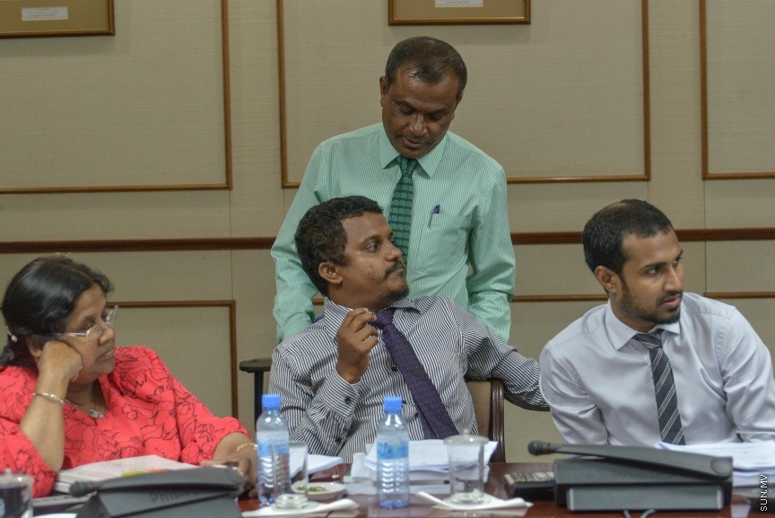 17 ނޮވެމްބަރު 2016: އަންނަ އަހަރަށް ލަފާކުރާ ބަޖެޓް ދިރާސާ ކުރާ ކޮމެޓީގެ މިއަހަރުގެ އެންމެ ފަހު ބައްދަލުވުމުގެ ތެރެއިން: 2017 ވަނަ އަހަރުގެ ބަޖެޓް ދިރާސާކުރުމަށް ނުވަ ބައްދަލުވުމެއް ބާއްވައި، ދިވެހި ތާރީހުގައި މިހާތަނަށް ފާސްކުރި އެންމެ ބޮޑު ބަޖެޓް، 26.7 ބިލިއަން ރުފިޔާގެ ދައުލަތުގެ ބަޖެޓް ފާސްކުރީ ކޮމެޓީގެ އަގުލަބިއްޔަތުން--- ސަން ފޮޓޯ/ މުހައްމަދު އަފްރާހް