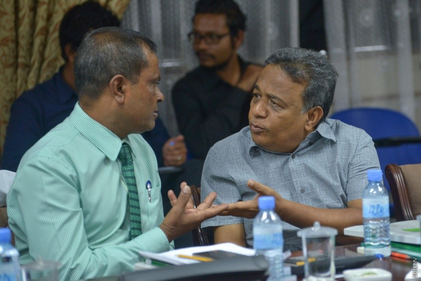 17 ނޮވެމްބަރު 2016: އަންނަ އަހަރަށް ލަފާކުރާ ބަޖެޓް ދިރާސާ ކުރާ ކޮމެޓީގެ މިއަހަރުގެ އެންމެ ފަހު ބައްދަލުވުމުގެ ތެރެއިން: 2017 ވަނަ އަހަރުގެ ބަޖެޓް ދިރާސާކުރުމަށް ނުވަ ބައްދަލުވުމެއް ބާއްވައި، ދިވެހި ތާރީހުގައި މިހާތަނަށް ފާސްކުރި އެންމެ ބޮޑު ބަޖެޓް، 26.7 ބިލިއަން ރުފިޔާގެ ދައުލަތުގެ ބަޖެޓް ފާސްކުރީ ކޮމެޓީގެ އަގުލަބިއްޔަތުން--- ސަން ފޮޓޯ/ މުހައްމަދު އަފްރާހް