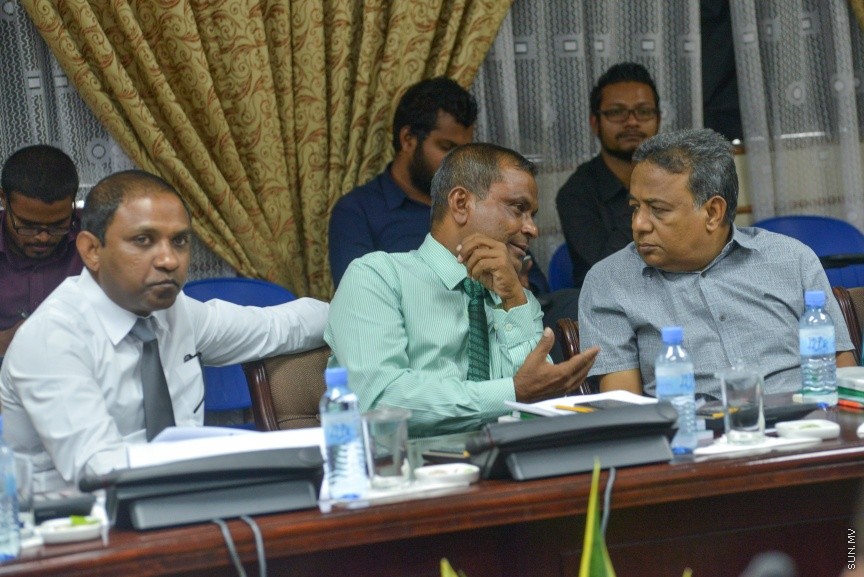 17 ނޮވެމްބަރު 2016: އަންނަ އަހަރަށް ލަފާކުރާ ބަޖެޓް ދިރާސާ ކުރާ ކޮމެޓީގެ މިއަހަރުގެ އެންމެ ފަހު ބައްދަލުވުމުގެ ތެރެއިން: 2017 ވަނަ އަހަރުގެ ބަޖެޓް ދިރާސާކުރުމަށް ނުވަ ބައްދަލުވުމެއް ބާއްވައި، ދިވެހި ތާރީހުގައި މިހާތަނަށް ފާސްކުރި އެންމެ ބޮޑު ބަޖެޓް، 26.7 ބިލިއަން ރުފިޔާގެ ދައުލަތުގެ ބަޖެޓް ފާސްކުރީ ކޮމެޓީގެ އަގުލަބިއްޔަތުން--- ސަން ފޮޓޯ/ މުހައްމަދު އަފްރާހް