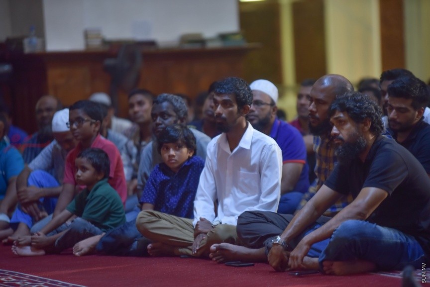 18 ނޮވެމްބަރ 2016: އިލްމުޓޯކް 2016 ގައި މުފްތީ އިސްމާއިލް މެންކު ތަގްރީރުކުރެއްވުން: ތިމާއަށް ލިބިފައިވާ ނިއުމަތްތައް އެހެން މީހުންނަށްވެސް ލިބުމަށް އެދެން ޖެހޭ ކަމަށް  ދުނިޔޭގެ މަޝްހޫރު އިސްލާމީ އިލްމުވެރިއެއް ކަމަށްވާ އިސްމާއިލް މުފްތީ މެންކް މިރޭވަނީ ވިދާޅުވެފަ---ސަން ފޮޓޯ// މުހައްމަދު އަފްރާހް