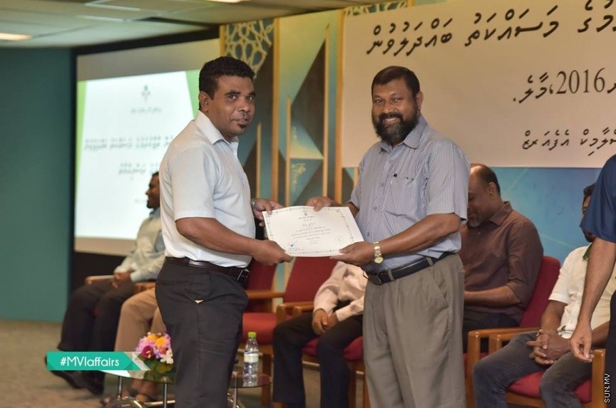 19 ނޮވެމްބަރ 2016: އިމާމުންނާއި ކަތީބުން ތާޒާކުރުމުގެ މަސައްކަތު ބައްދަލުވުން ނިންމުންގެ ރަސްމިއްޔާތު ގެ ތެރެއިން---ފޮޓޯ// އިސްލާމިކް މިނިސްޓަރީ