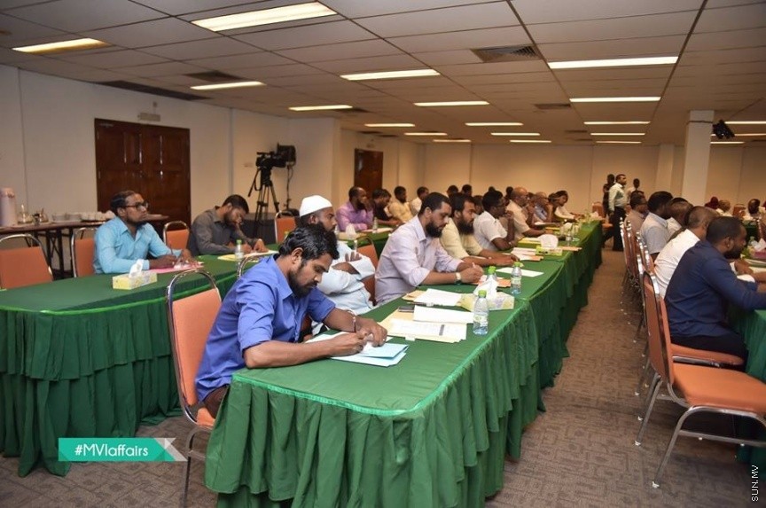 19 ނޮވެމްބަރ 2016: އިމާމުންނާއި ކަތީބުން ތާޒާކުރުމުގެ މަސައްކަތު ބައްދަލުވުން ނިންމުންގެ ރަސްމިއްޔާތު ގެ ތެރެއިން---ފޮޓޯ// އިސްލާމިކް މިނިސްޓަރީ
