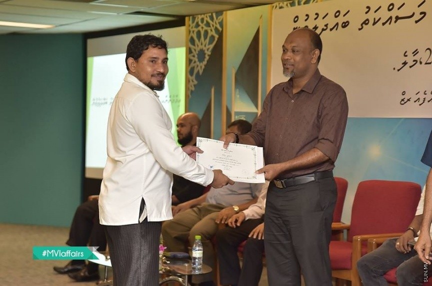 19 ނޮވެމްބަރ 2016: އިމާމުންނާއި ކަތީބުން ތާޒާކުރުމުގެ މަސައްކަތު ބައްދަލުވުން ނިންމުންގެ ރަސްމިއްޔާތު ގެ ތެރެއިން---ފޮޓޯ// އިސްލާމިކް މިނިސްޓަރީ