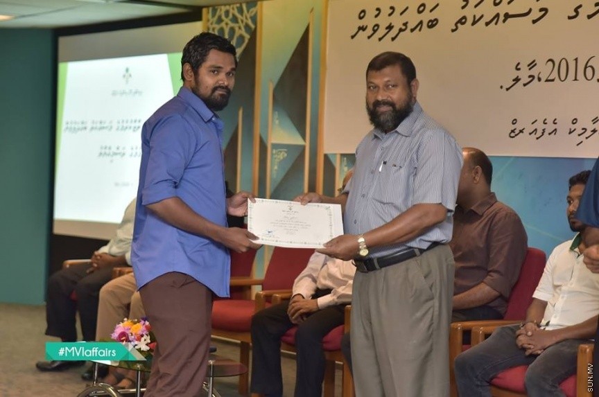 19 ނޮވެމްބަރ 2016: އިމާމުންނާއި ކަތީބުން ތާޒާކުރުމުގެ މަސައްކަތު ބައްދަލުވުން ނިންމުންގެ ރަސްމިއްޔާތު ގެ ތެރެއިން---ފޮޓޯ// އިސްލާމިކް މިނިސްޓަރީ