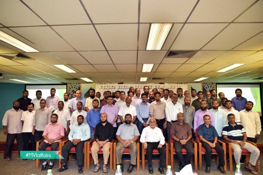 19 ނޮވެމްބަރ 2016: އިމާމުންނާއި ކަތީބުން ތާޒާކުރުމުގެ މަސައްކަތު ބައްދަލުވުން ނިންމުންގެ ރަސްމިއްޔާތު ގެ ތެރެއިން---ފޮޓޯ// އިސްލާމިކް މިނިސްޓަރީ