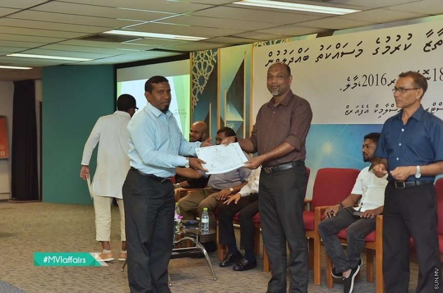 19 ނޮވެމްބަރ 2016: އިމާމުންނާއި ކަތީބުން ތާޒާކުރުމުގެ މަސައްކަތު ބައްދަލުވުން ނިންމުންގެ ރަސްމިއްޔާތު ގެ ތެރެއިން---ފޮޓޯ// އިސްލާމިކް މިނިސްޓަރީ