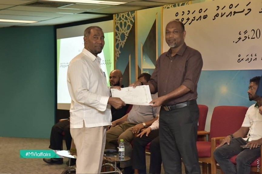 19 ނޮވެމްބަރ 2016: އިމާމުންނާއި ކަތީބުން ތާޒާކުރުމުގެ މަސައްކަތު ބައްދަލުވުން ނިންމުންގެ ރަސްމިއްޔާތު ގެ ތެރެއިން---ފޮޓޯ// އިސްލާމިކް މިނިސްޓަރީ