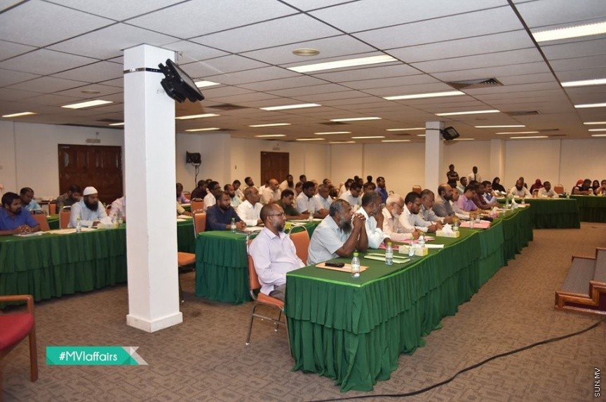 19 ނޮވެމްބަރ 2016: އިމާމުންނާއި ކަތީބުން ތާޒާކުރުމުގެ މަސައްކަތު ބައްދަލުވުން ނިންމުންގެ ރަސްމިއްޔާތު ގެ ތެރެއިން---ފޮޓޯ// އިސްލާމިކް މިނިސްޓަރީ