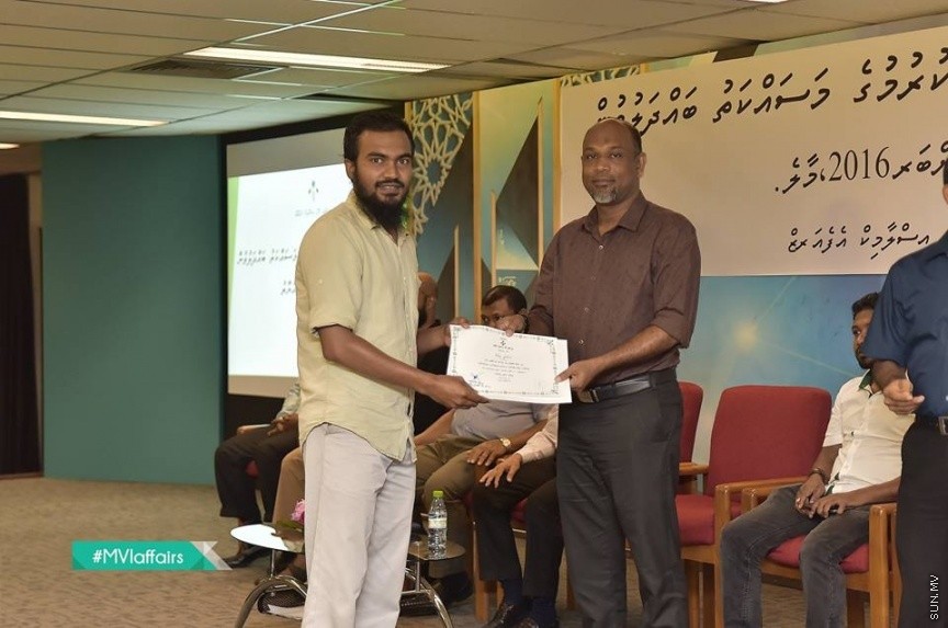 19 ނޮވެމްބަރ 2016: އިމާމުންނާއި ކަތީބުން ތާޒާކުރުމުގެ މަސައްކަތު ބައްދަލުވުން ނިންމުންގެ ރަސްމިއްޔާތު ގެ ތެރެއިން---ފޮޓޯ// އިސްލާމިކް މިނިސްޓަރީ