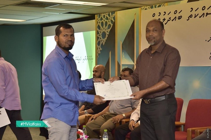 19 ނޮވެމްބަރ 2016: އިމާމުންނާއި ކަތީބުން ތާޒާކުރުމުގެ މަސައްކަތު ބައްދަލުވުން ނިންމުންގެ ރަސްމިއްޔާތު ގެ ތެރެއިން---ފޮޓޯ// އިސްލާމިކް މިނިސްޓަރީ