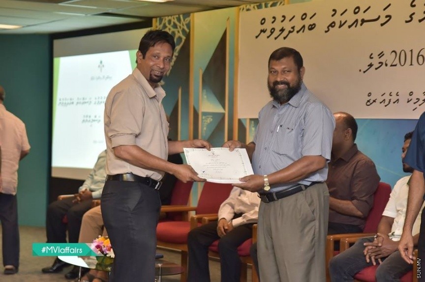 19 ނޮވެމްބަރ 2016: އިމާމުންނާއި ކަތީބުން ތާޒާކުރުމުގެ މަސައްކަތު ބައްދަލުވުން ނިންމުންގެ ރަސްމިއްޔާތު ގެ ތެރެއިން---ފޮޓޯ// އިސްލާމިކް މިނިސްޓަރީ
