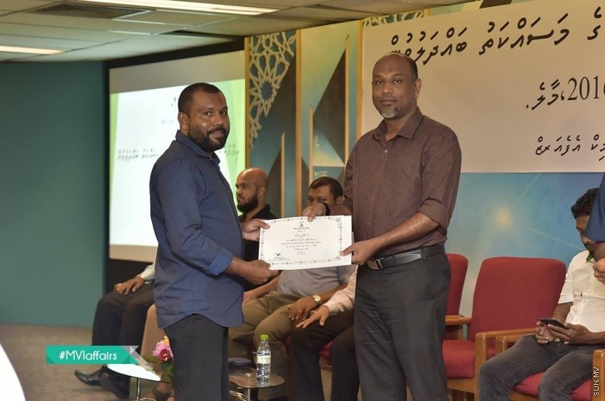 19 ނޮވެމްބަރ 2016: އިމާމުންނާއި ކަތީބުން ތާޒާކުރުމުގެ މަސައްކަތު ބައްދަލުވުން ނިންމުންގެ ރަސްމިއްޔާތު ގެ ތެރެއިން---ފޮޓޯ// އިސްލާމިކް މިނިސްޓަރީ