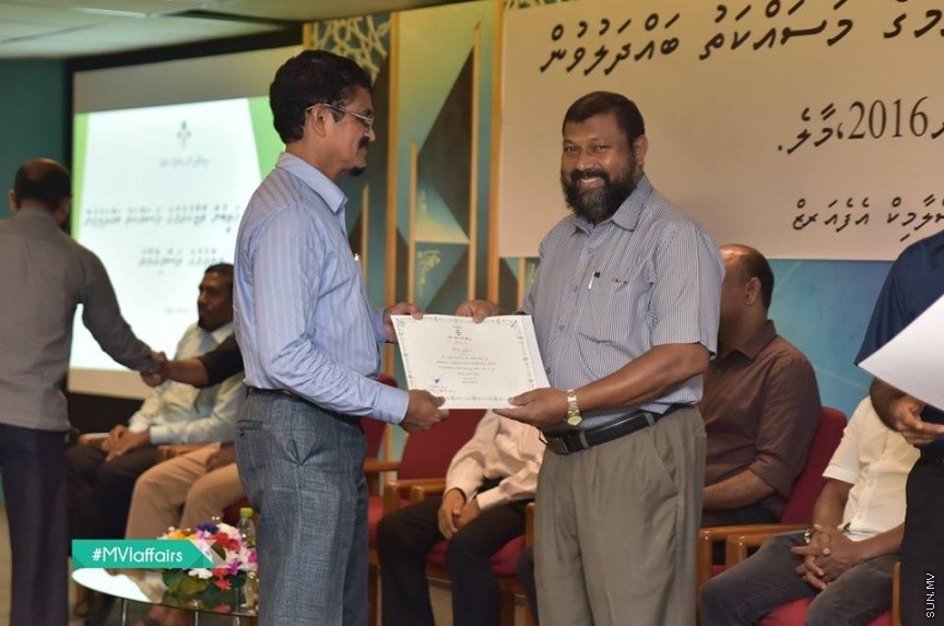 19 ނޮވެމްބަރ 2016: އިމާމުންނާއި ކަތީބުން ތާޒާކުރުމުގެ މަސައްކަތު ބައްދަލުވުން ނިންމުންގެ ރަސްމިއްޔާތު ގެ ތެރެއިން---ފޮޓޯ// އިސްލާމިކް މިނިސްޓަރީ