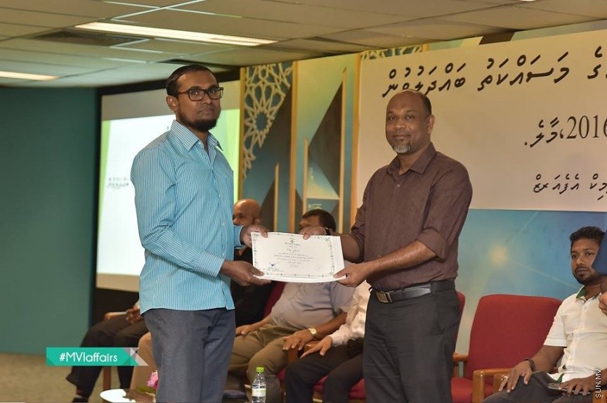 19 ނޮވެމްބަރ 2016: އިމާމުންނާއި ކަތީބުން ތާޒާކުރުމުގެ މަސައްކަތު ބައްދަލުވުން ނިންމުންގެ ރަސްމިއްޔާތު ގެ ތެރެއިން---ފޮޓޯ// އިސްލާމިކް މިނިސްޓަރީ