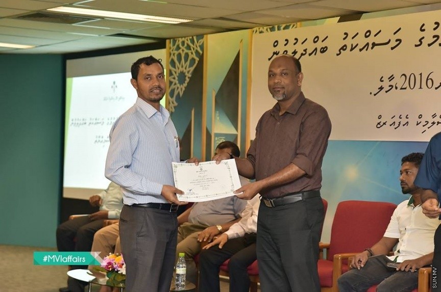 19 ނޮވެމްބަރ 2016: އިމާމުންނާއި ކަތީބުން ތާޒާކުރުމުގެ މަސައްކަތު ބައްދަލުވުން ނިންމުންގެ ރަސްމިއްޔާތު ގެ ތެރެއިން---ފޮޓޯ// އިސްލާމިކް މިނިސްޓަރީ