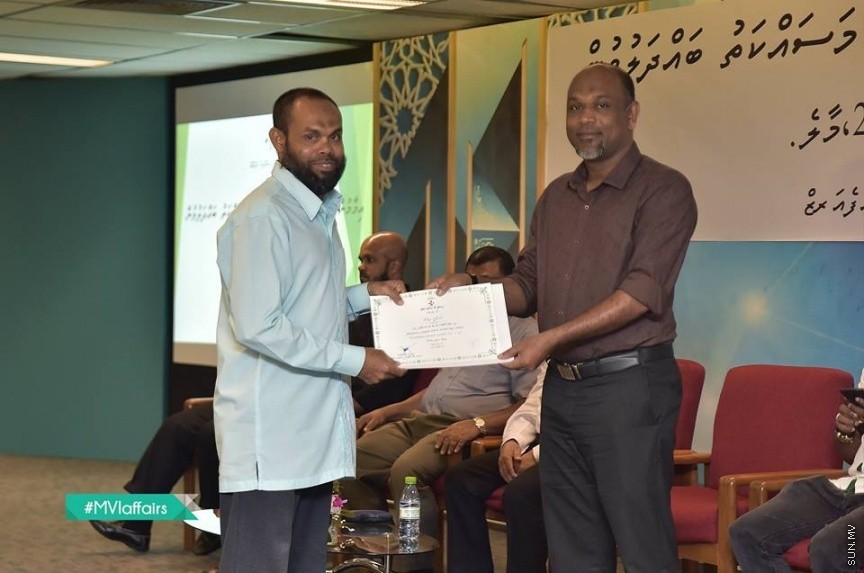 19 ނޮވެމްބަރ 2016: އިމާމުންނާއި ކަތީބުން ތާޒާކުރުމުގެ މަސައްކަތު ބައްދަލުވުން ނިންމުންގެ ރަސްމިއްޔާތު ގެ ތެރެއިން---ފޮޓޯ// އިސްލާމިކް މިނިސްޓަރީ