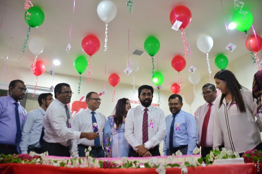ނޮވެމްބަރ 22، 2016: މި ސަރުކާރަށް ތިން އަހަރު ފުރުން ފާހަގަކުރުމަށް ހޯމް މިނިސްޓްރީގައި ބޭއްވި ހަފްލާގެ ތެރެއިން -- ސަން ފޮޓޯ/ ފަޔާޒު މޫސާ