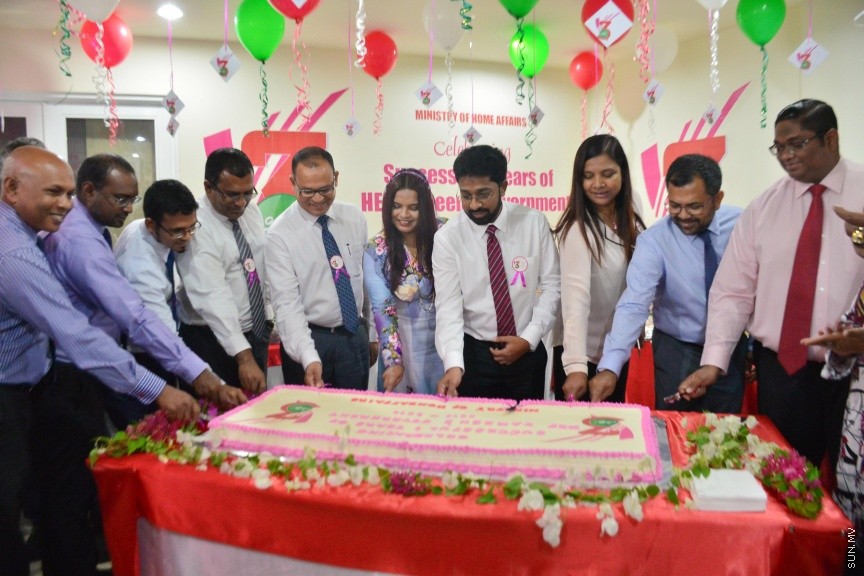ނޮވެމްބަރ 22، 2016: މި ސަރުކާރަށް ތިން އަހަރު ފުރުން ފާހަގަކުރުމަށް ހޯމް މިނިސްޓްރީގައި ބޭއްވި ހަފްލާގެ ތެރެއިން -- ސަން ފޮޓޯ/ ފަޔާޒު މޫސާ