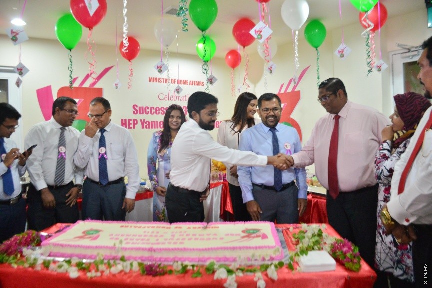 ނޮވެމްބަރ 22، 2016: މި ސަރުކާރަށް ތިން އަހަރު ފުރުން ފާހަގަކުރުމަށް ހޯމް މިނިސްޓްރީގައި ބޭއްވި ހަފްލާގެ ތެރެއިން -- ސަން ފޮޓޯ/ ފަޔާޒު މޫސާ