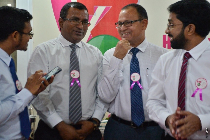 ނޮވެމްބަރ 22، 2016: މި ސަރުކާރަށް ތިން އަހަރު ފުރުން ފާހަގަކުރުމަށް ހޯމް މިނިސްޓްރީގައި ބޭއްވި ހަފްލާގެ ތެރެއިން -- ސަން ފޮޓޯ/ ފަޔާޒު މޫސާ
