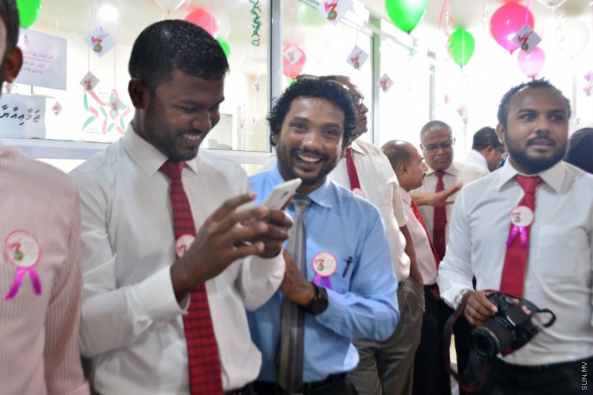 ނޮވެމްބަރ 22، 2016: މި ސަރުކާރަށް ތިން އަހަރު ފުރުން ފާހަގަކުރުމަށް ހޯމް މިނިސްޓްރީގައި ބޭއްވި ހަފްލާގެ ތެރެއިން -- ސަން ފޮޓޯ/ ފަޔާޒު މޫސާ