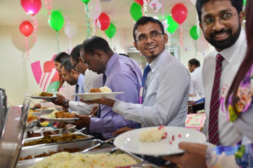 ނޮވެމްބަރ 22، 2016: މި ސަރުކާރަށް ތިން އަހަރު ފުރުން ފާހަގަކުރުމަށް ހޯމް މިނިސްޓްރީގައި ބޭއްވި ހަފްލާގެ ތެރެއިން -- ސަން ފޮޓޯ/ ފަޔާޒު މޫސާ