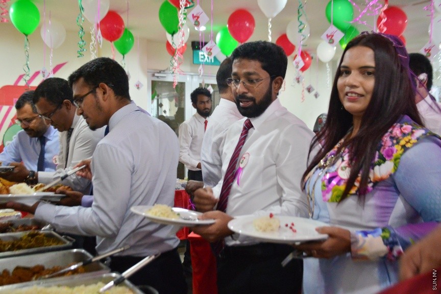 ނޮވެމްބަރ 22، 2016: މި ސަރުކާރަށް ތިން އަހަރު ފުރުން ފާހަގަކުރުމަށް ހޯމް މިނިސްޓްރީގައި ބޭއްވި ހަފްލާގެ ތެރެއިން -- ސަން ފޮޓޯ/ ފަޔާޒު މޫސާ
