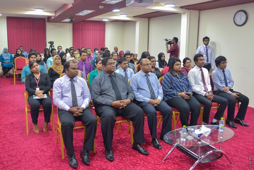 24 ނޮވެމްބަރ 2016: ޕީޖީ އޮފީހުގެ "ކުއާޓާ ރިޕޯޓް" ނެރުމައް ބޭއްވި ރަސްމިއްޔާތުގެ ތެރެއިން---ސަން ފޮޓޯ// މުހައްމަދު އަފްރާހް