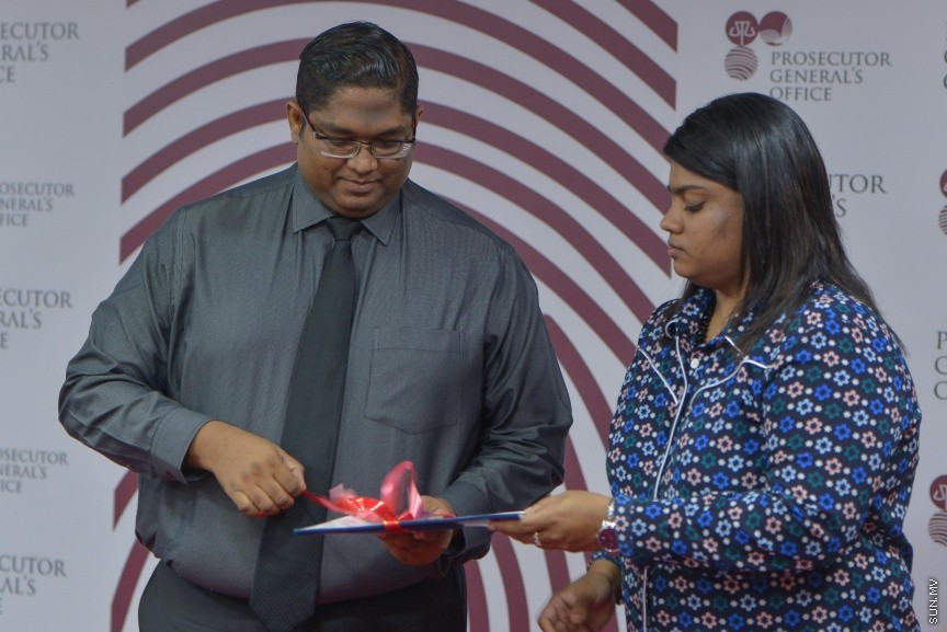 24 ނޮވެމްބަރ 2016: ޕީޖީ އޮފީހުގެ "ކުއާޓާ ރިޕޯޓް" ނެރުމައް ބޭއްވި ރަސްމިއްޔާތުގެ ތެރެއިން---ސަން ފޮޓޯ// މުހައްމަދު އަފްރާހް