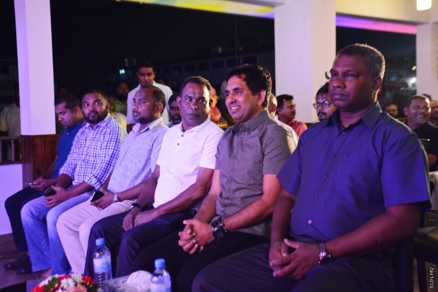 ނޮވެމްބަރ 25، 2016: މީރު ބަހުރު ބަނދަރުގައި ކެފޭއެށް ހުޅުވުމާއި މި ސަރުކާރަށް ތިން އަހަރު ފުރުން ފާހަގަކުރުމަށް އެމްޕީއެލްގެ ފަރާތުން ބޭއްވި ހަފްލާގެ ތެރެއިން -- ސަން ފޮޓޯ/ ފަޔާޒު މޫސާ