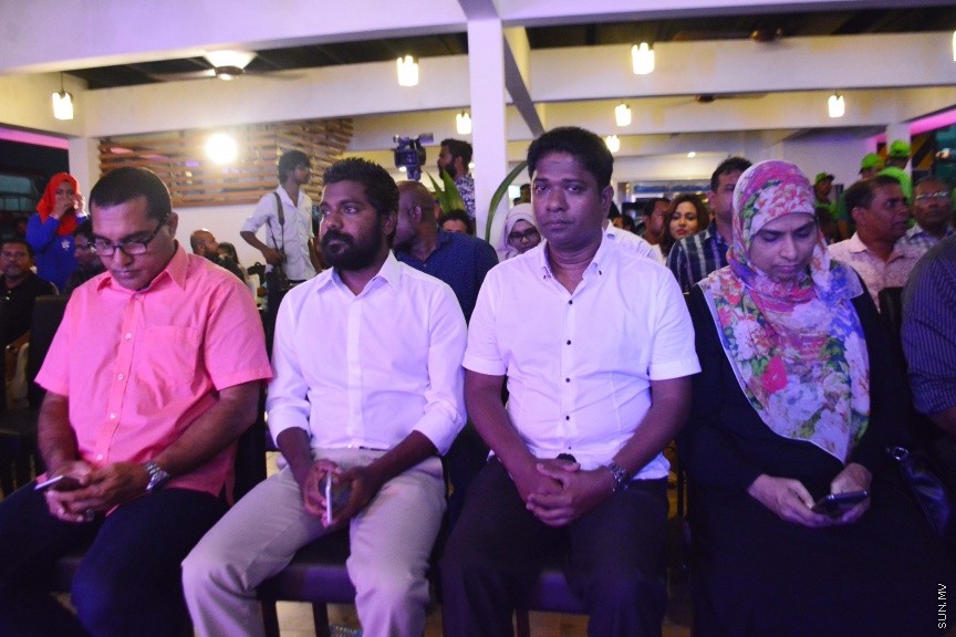 ނޮވެމްބަރ 25، 2016: މީރު ބަހުރު ބަނދަރުގައި ކެފޭއެށް ހުޅުވުމާއި މި ސަރުކާރަށް ތިން އަހަރު ފުރުން ފާހަގަކުރުމަށް އެމްޕީއެލްގެ ފަރާތުން ބޭއްވި ހަފްލާގެ ތެރެއިން -- ސަން ފޮޓޯ/ ފަޔާޒު މޫސާ