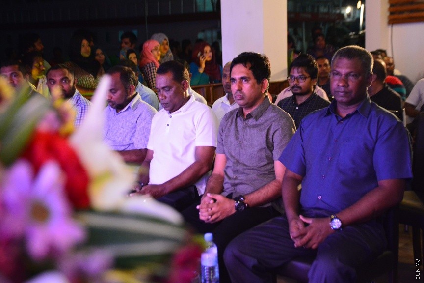 ނޮވެމްބަރ 25، 2016: މީރު ބަހުރު ބަނދަރުގައި ކެފޭއެށް ހުޅުވުމާއި މި ސަރުކާރަށް ތިން އަހަރު ފުރުން ފާހަގަކުރުމަށް އެމްޕީއެލްގެ ފަރާތުން ބޭއްވި ހަފްލާގެ ތެރެއިން -- ސަން ފޮޓޯ/ ފަޔާޒު މޫސާ