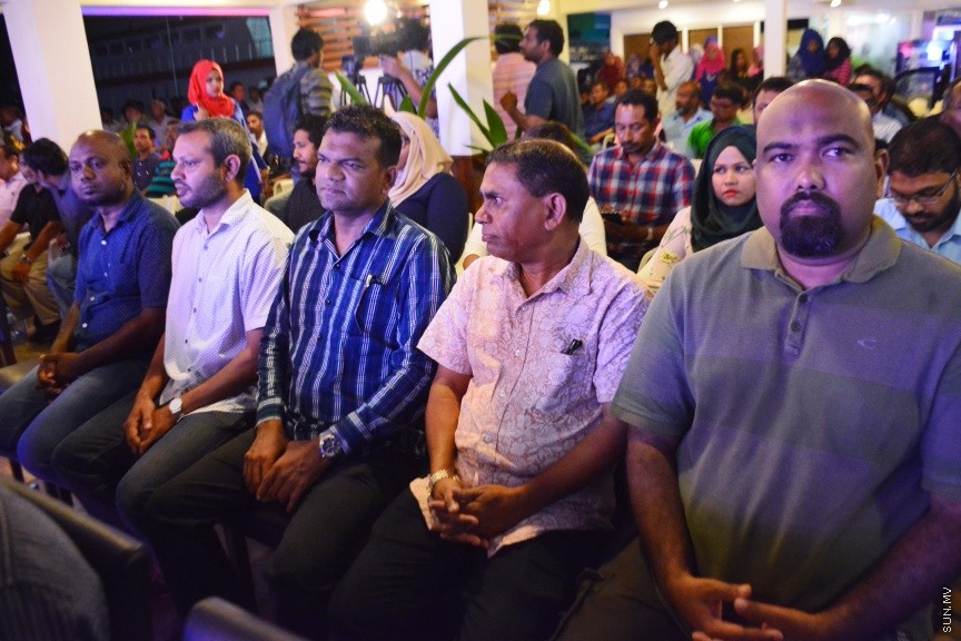 ނޮވެމްބަރ 25، 2016: މީރު ބަހުރު ބަނދަރުގައި ކެފޭއެށް ހުޅުވުމާއި މި ސަރުކާރަށް ތިން އަހަރު ފުރުން ފާހަގަކުރުމަށް އެމްޕީއެލްގެ ފަރާތުން ބޭއްވި ހަފްލާގެ ތެރެއިން -- ސަން ފޮޓޯ/ ފަޔާޒު މޫސާ