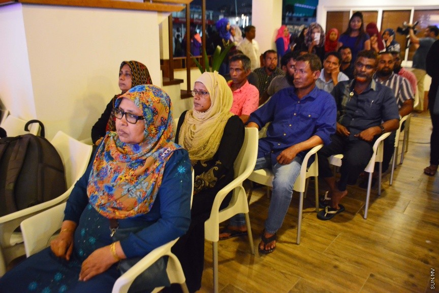 ނޮވެމްބަރ 25، 2016: މީރު ބަހުރު ބަނދަރުގައި ކެފޭއެށް ހުޅުވުމާއި މި ސަރުކާރަށް ތިން އަހަރު ފުރުން ފާހަގަކުރުމަށް އެމްޕީއެލްގެ ފަރާތުން ބޭއްވި ހަފްލާގެ ތެރެއިން -- ސަން ފޮޓޯ/ ފަޔާޒު މޫސާ