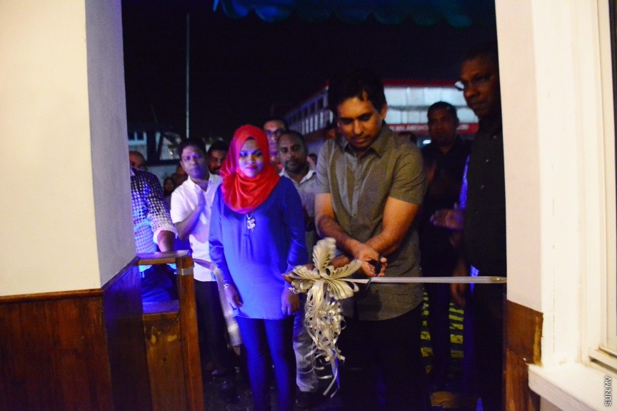 ނޮވެމްބަރ 25، 2016: މީރު ބަހުރު ބަނދަރުގައި ކެފޭއެށް ހުޅުވުމާއި މި ސަރުކާރަށް ތިން އަހަރު ފުރުން ފާހަގަކުރުމަށް އެމްޕީއެލްގެ ފަރާތުން ބޭއްވި ހަފްލާގެ ތެރެއިން -- ސަން ފޮޓޯ/ ފަޔާޒު މޫސާ