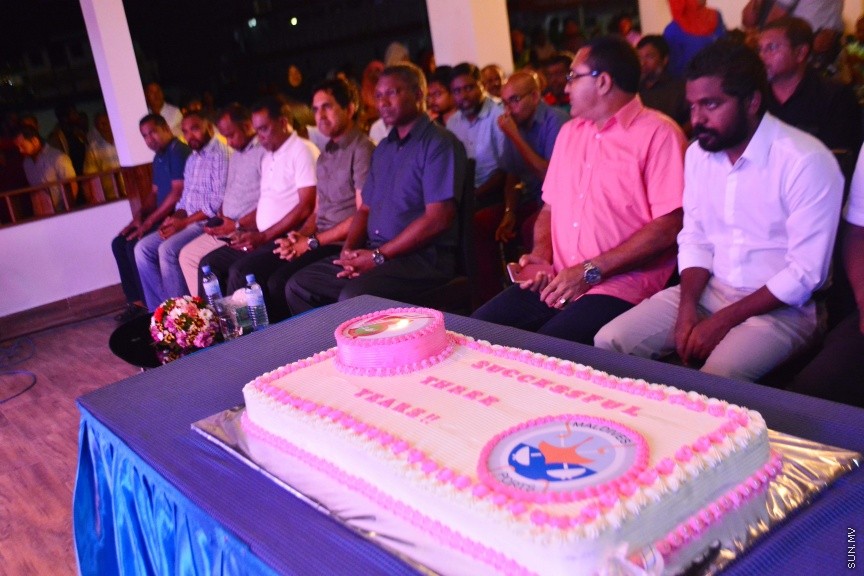 ނޮވެމްބަރ 25، 2016: މީރު ބަހުރު ބަނދަރުގައި ކެފޭއެށް ހުޅުވުމާއި މި ސަރުކާރަށް ތިން އަހަރު ފުރުން ފާހަގަކުރުމަށް އެމްޕީއެލްގެ ފަރާތުން ބޭއްވި ހަފްލާގެ ތެރެއިން -- ސަން ފޮޓޯ/ ފަޔާޒު މޫސާ