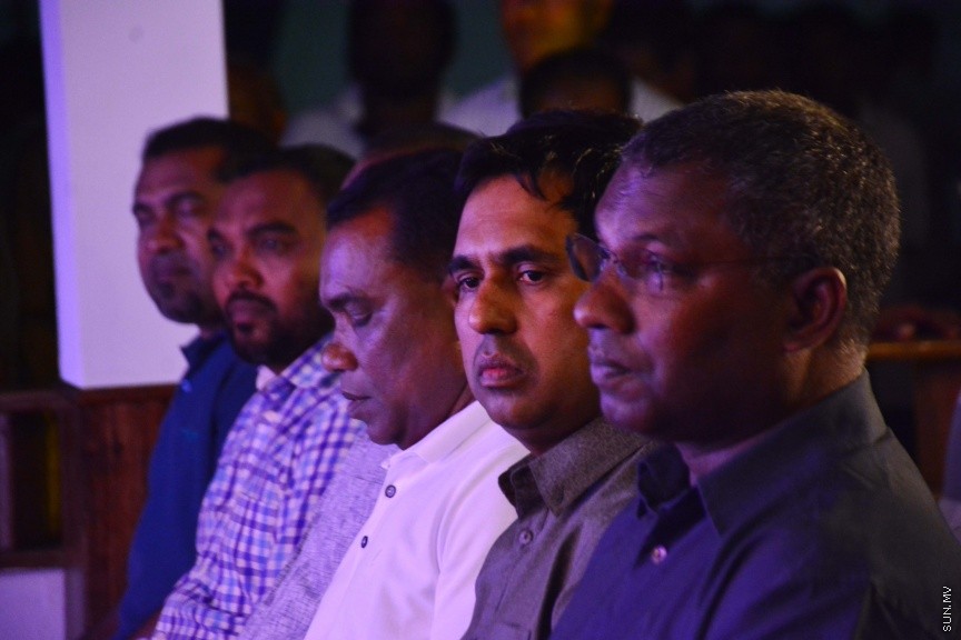 ނޮވެމްބަރ 25، 2016: މީރު ބަހުރު ބަނދަރުގައި ކެފޭއެށް ހުޅުވުމާއި މި ސަރުކާރަށް ތިން އަހަރު ފުރުން ފާހަގަކުރުމަށް އެމްޕީއެލްގެ ފަރާތުން ބޭއްވި ހަފްލާގެ ތެރެއިން -- ސަން ފޮޓޯ/ ފަޔާޒު މޫސާ