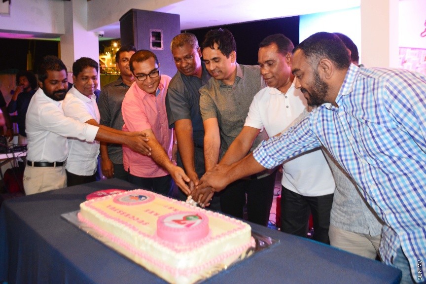 ނޮވެމްބަރ 25، 2016: މީރު ބަހުރު ބަނދަރުގައި ކެފޭއެށް ހުޅުވުމާއި މި ސަރުކާރަށް ތިން އަހަރު ފުރުން ފާހަގަކުރުމަށް އެމްޕީއެލްގެ ފަރާތުން ބޭއްވި ހަފްލާގެ ތެރެއިން -- ސަން ފޮޓޯ/ ފަޔާޒު މޫސާ