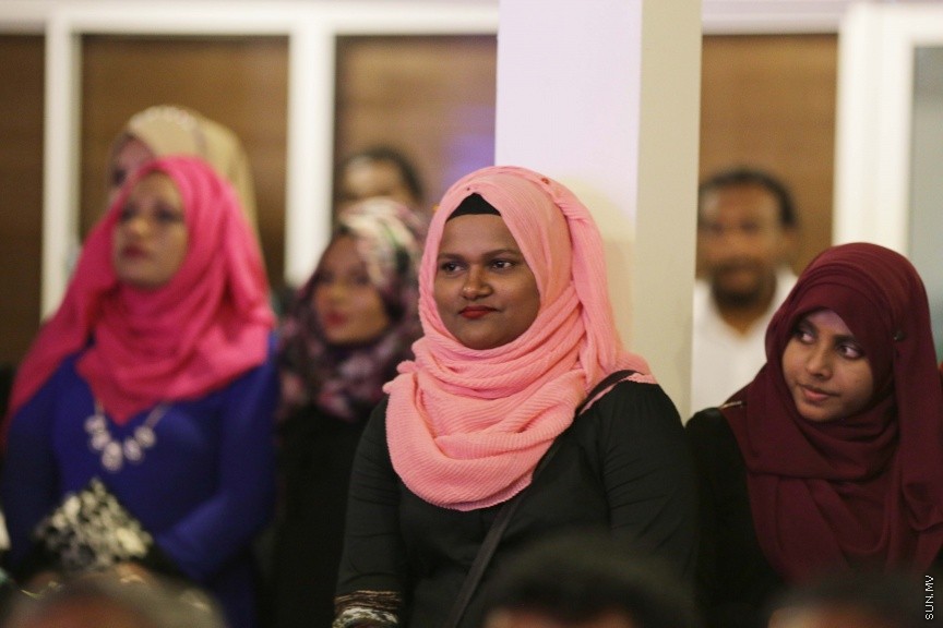 ނޮވެމްބަރ 25، 2016: މީރު ބަހުރު ބަނދަރުގައި ކެފޭއެށް ހުޅުވުމާއި މި ސަރުކާރަށް ތިން އަހަރު ފުރުން ފާހަގަކުރުމަށް އެމްޕީއެލްގެ ފަރާތުން ބޭއްވި ހަފްލާގެ ތެރެއިން -- ސަން ފޮޓޯ/ ފަޔާޒު މޫސާ