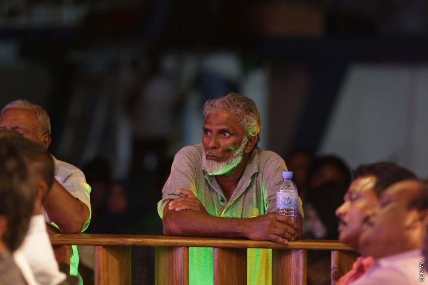 ނޮވެމްބަރ 25، 2016: މީރު ބަހުރު ބަނދަރުގައި ކެފޭއެށް ހުޅުވުމާއި މި ސަރުކާރަށް ތިން އަހަރު ފުރުން ފާހަގަކުރުމަށް އެމްޕީއެލްގެ ފަރާތުން ބޭއްވި ހަފްލާގެ ތެރެއިން -- ސަން ފޮޓޯ/ ފަޔާޒު މޫސާ